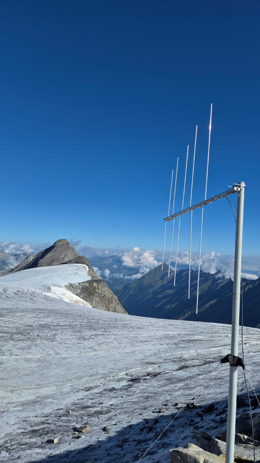 Die RBI-Sendeantenne auf dem Schwarzenstein vor Gletscher und Bergpanorama.
